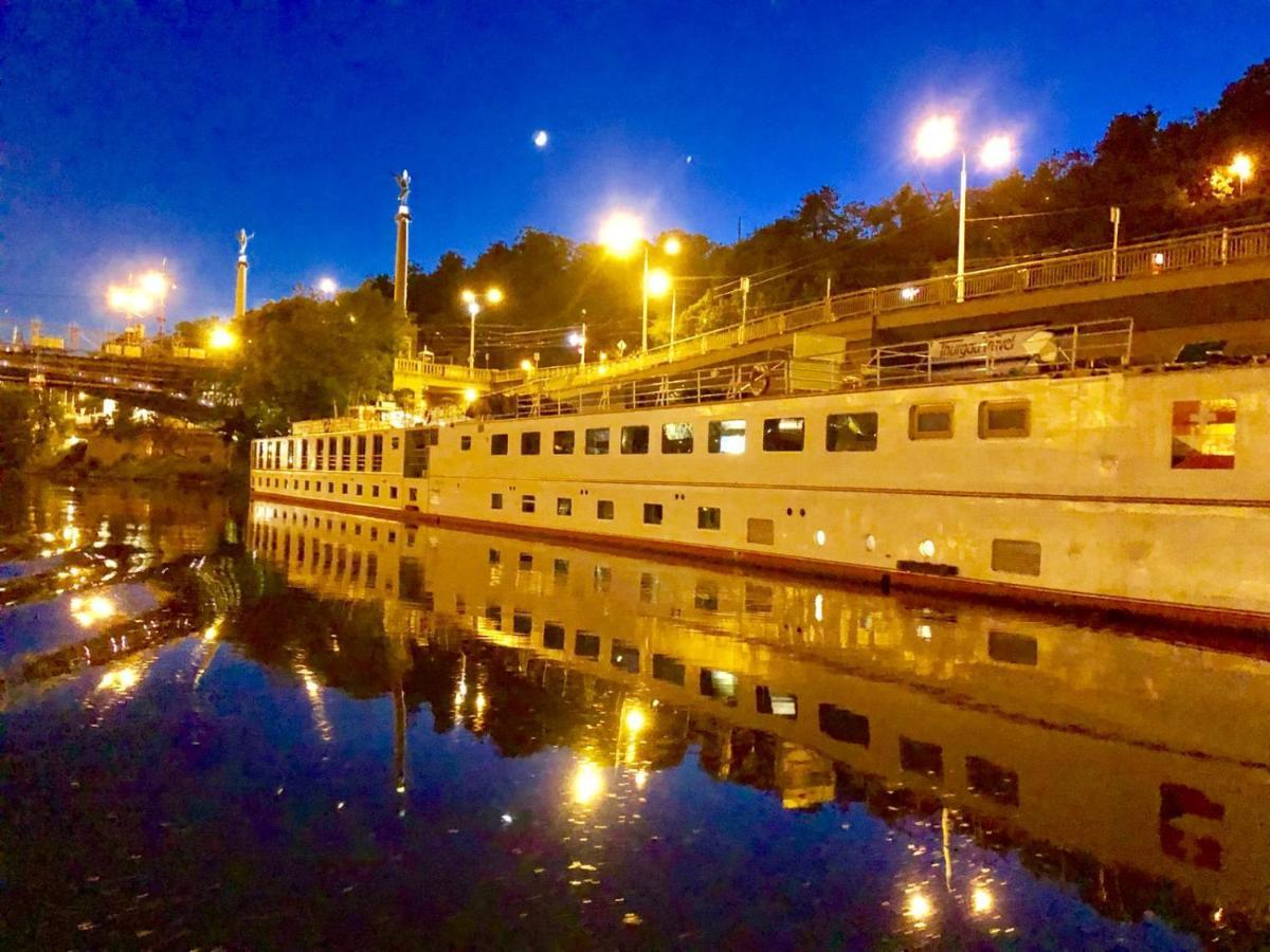 Florentina Boat Praha Bagian luar foto